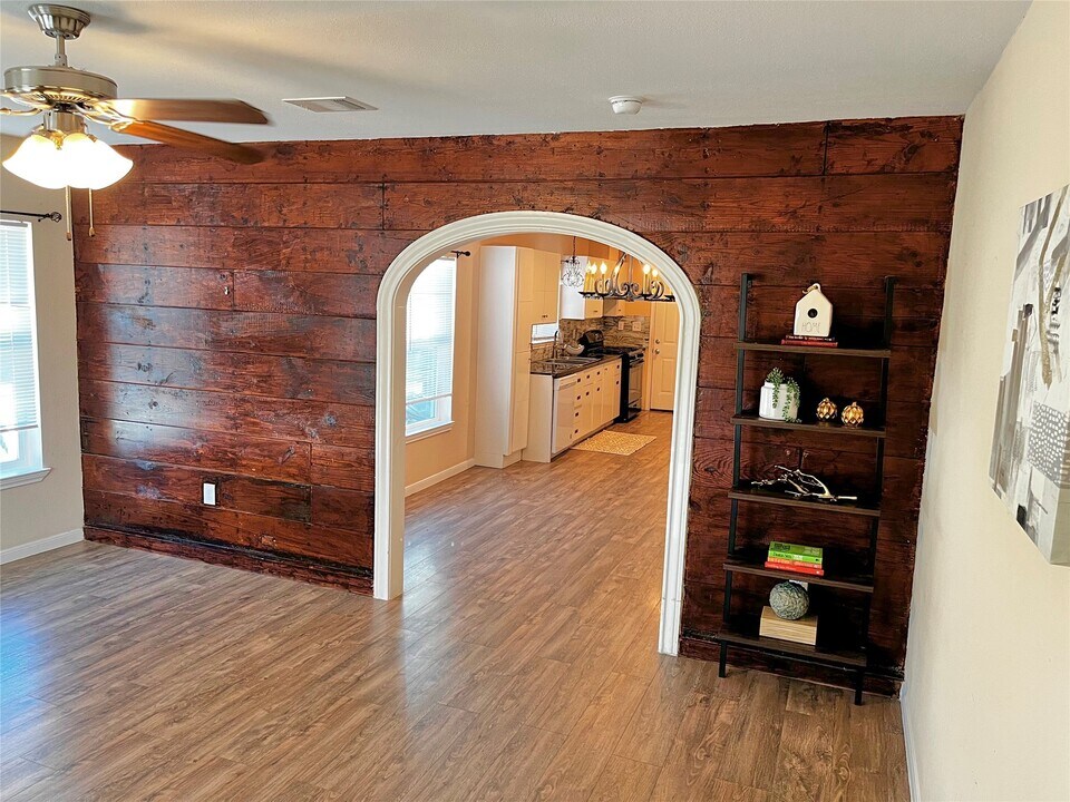 104 N Eastwood St in Houston, TX - Building Photo