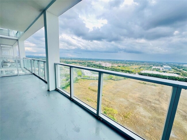 2000 Metropica Wy, Unit 2205 in Sunrise, FL - Foto de edificio - Building Photo