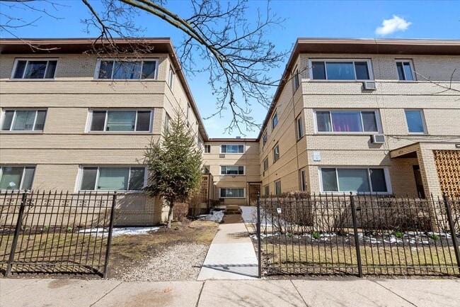 property at 6719 N Hermitage Ave