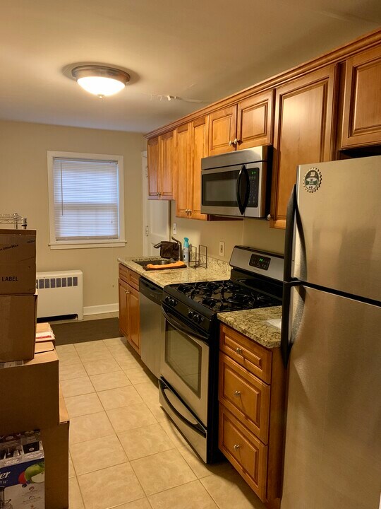 63 Milton St in West Hartford, CT - Building Photo