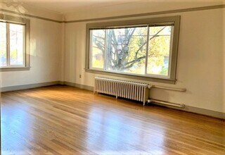 Gresham Apartments in Seattle, WA - Building Photo - Interior Photo