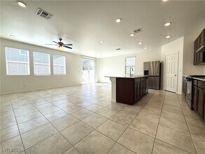 8159 Guadiano Ave in Las Vegas, NV - Foto de edificio - Building Photo