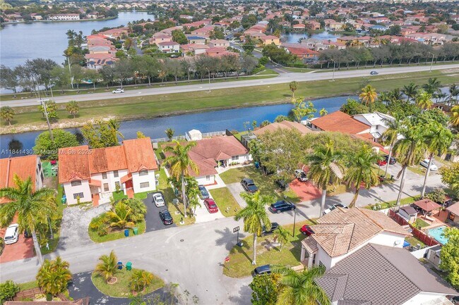 7565 N Augusta Dr in Hialeah, FL - Building Photo - Building Photo