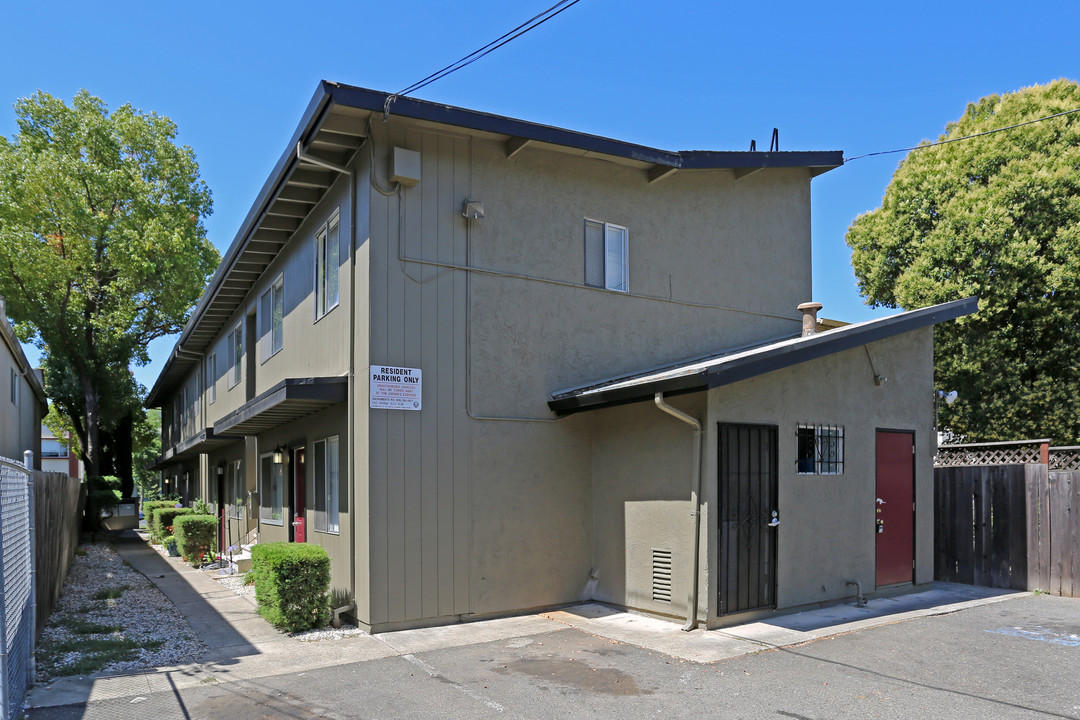 P Street in Sacramento, CA - Building Photo