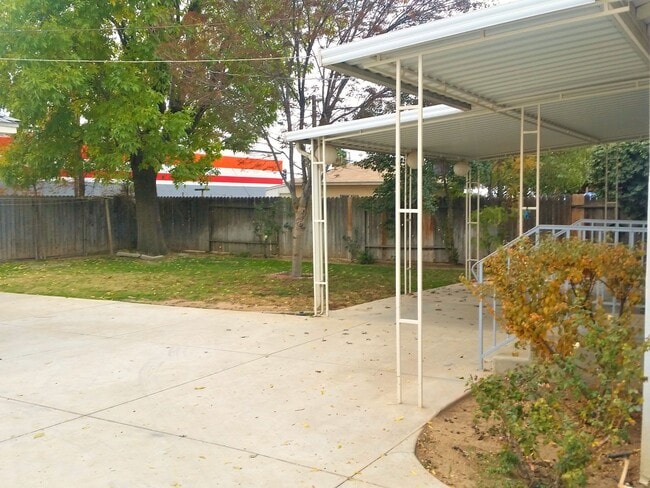 5 Irene St in Bakersfield, CA - Building Photo - Building Photo