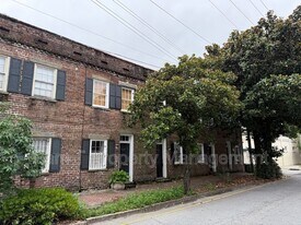 240 Price St in Savannah, GA - Building Photo