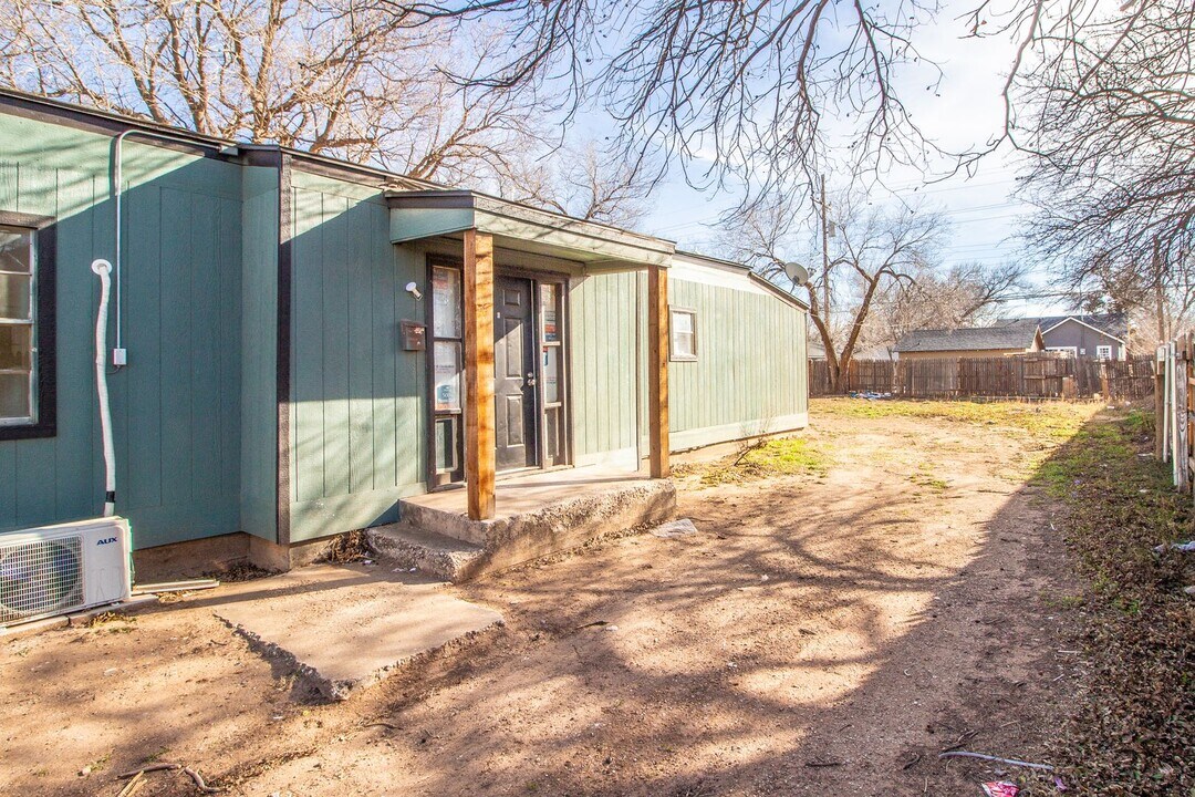 1911 21st St in Lubbock, TX - Building Photo