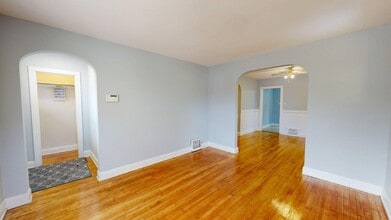 COZY TWO BEDROOM BUNGALOW WITH LARGE YARD in London, ON - Building Photo - Building Photo