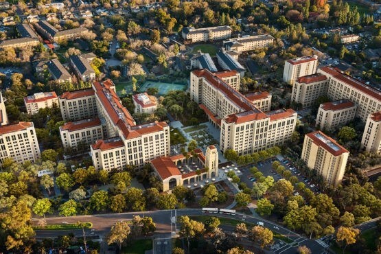 Escondido Village in Stanford, CA - Foto de edificio