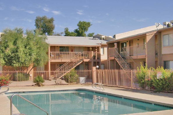 Golden Key Apartments in Phoenix, AZ - Foto de edificio - Building Photo