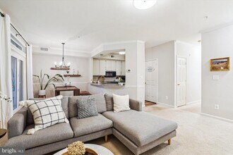 1334 Garden Wall Cir in Reston, VA - Building Photo - Building Photo