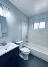10815 Julius St, Unit 2 in Oakland, CA - Foto de edificio - Building Photo