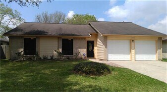 2704 Orion Dr in League City, TX - Building Photo