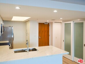 13700 Marina Pointe Dr in Los Angeles, CA - Building Photo - Building Photo