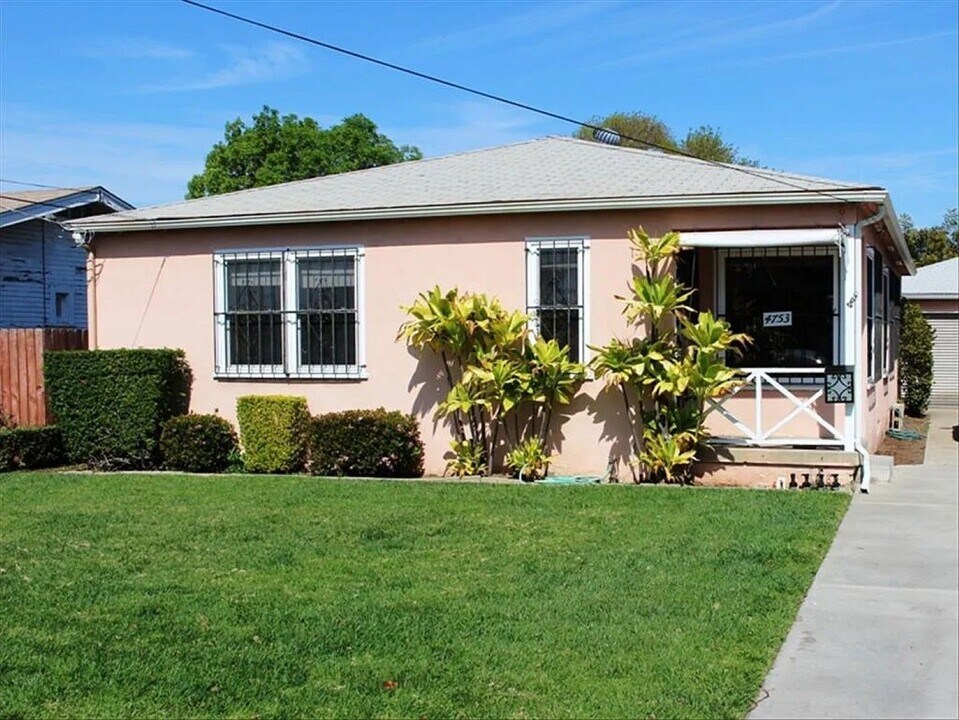 4753 Choctaw Dr in San Diego, CA - Building Photo