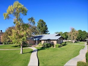 Red Mountain Apartments in Mesa, AZ - Building Photo - Building Photo