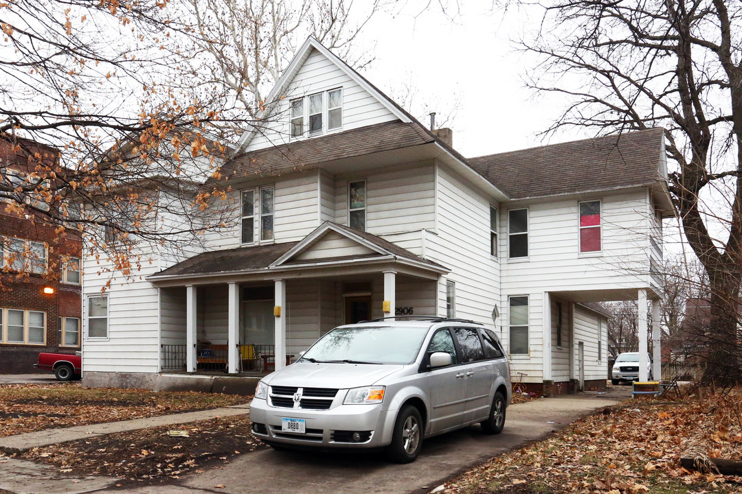 2906 Cottage Grove Ave in Des Moines, IA - Foto de edificio