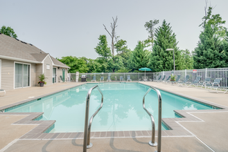 Crestview Apartments in Fredericksburg, VA - Foto de edificio - Building Photo