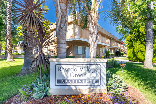 Reseda Village Green in Reseda, CA - Foto de edificio - Building Photo