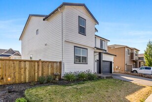 856 Bear Creek Dr in Molalla, OR - Building Photo