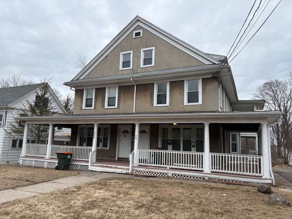 558 E Main St in Meriden, CT - Building Photo