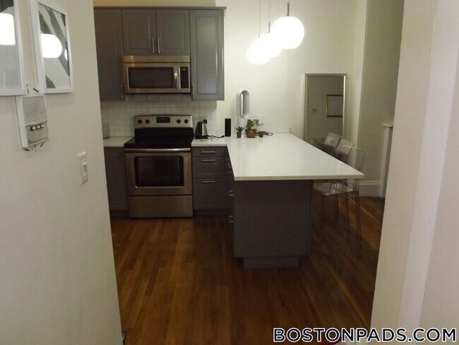 922 Beacon St, Unit 23 in Boston, MA - Building Photo - Building Photo