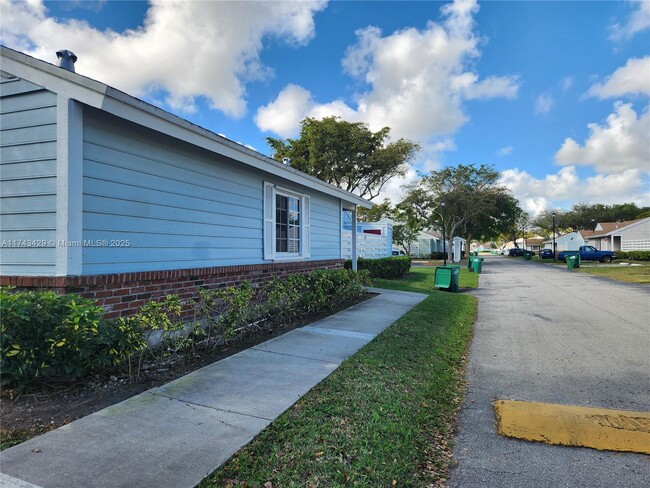 13700 SW 147th Cir Ln in Miami, FL - Building Photo - Building Photo