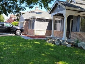 692 W Springer Dr in Turlock, CA - Building Photo - Building Photo