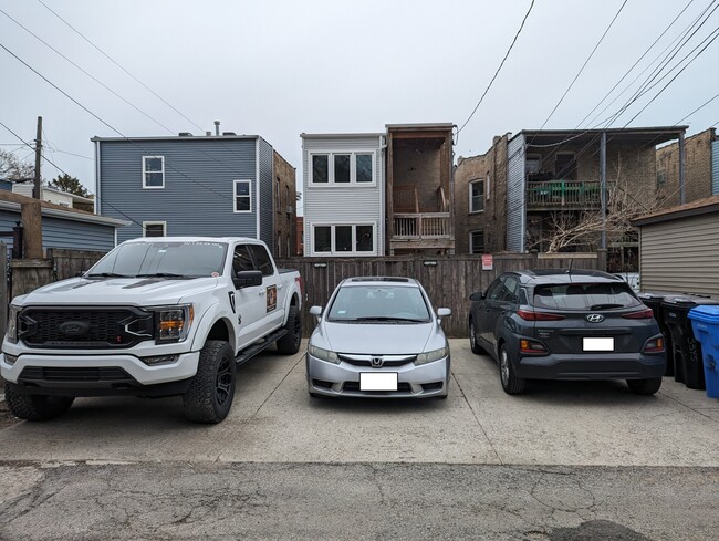 3345 W Cullom Ave, Unit Garden Unit in Chicago, IL - Building Photo - Building Photo