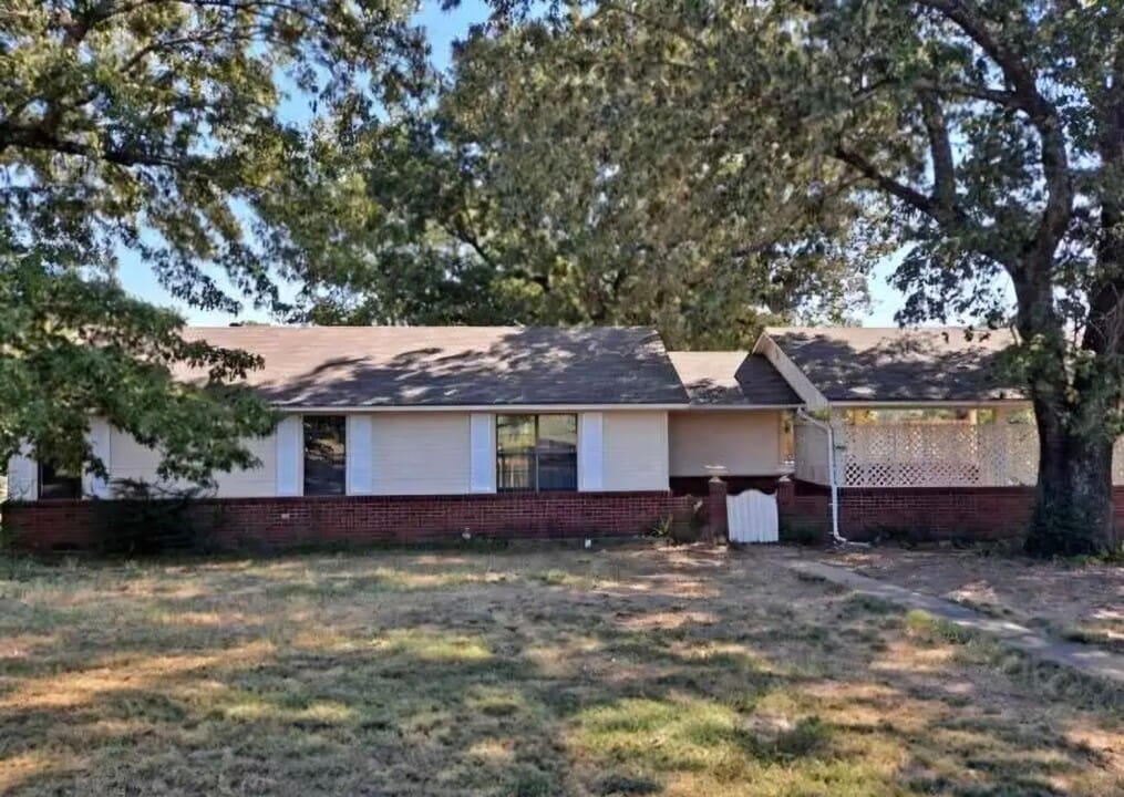 906 W Lucas St in Clarksville, AR - Building Photo