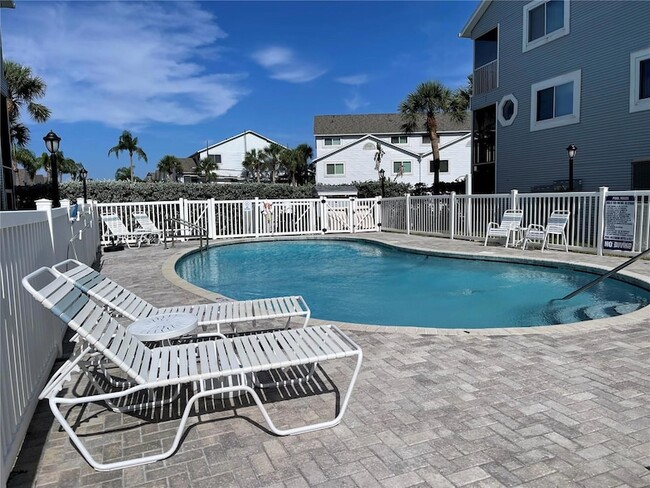 900 Harbour House Dr in Indian Rocks Beach, FL - Building Photo - Building Photo