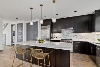 2400 E 8th St in Austin, TX - Building Photo - Building Photo
