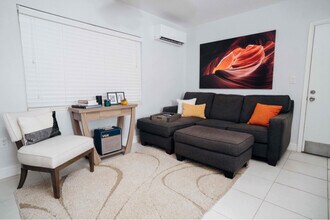 7901 SW 64th Ave in South Miami, FL - Foto de edificio - Building Photo