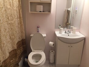 Spacious 1 bedroom basement - *Wont Last* in Toronto, ON - Building Photo - Building Photo