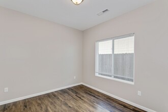 430 S Longbranch Dr in Maize, KS - Foto de edificio - Building Photo