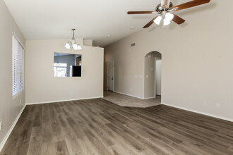 7803 W Northview Ave in Glendale, AZ - Foto de edificio - Building Photo