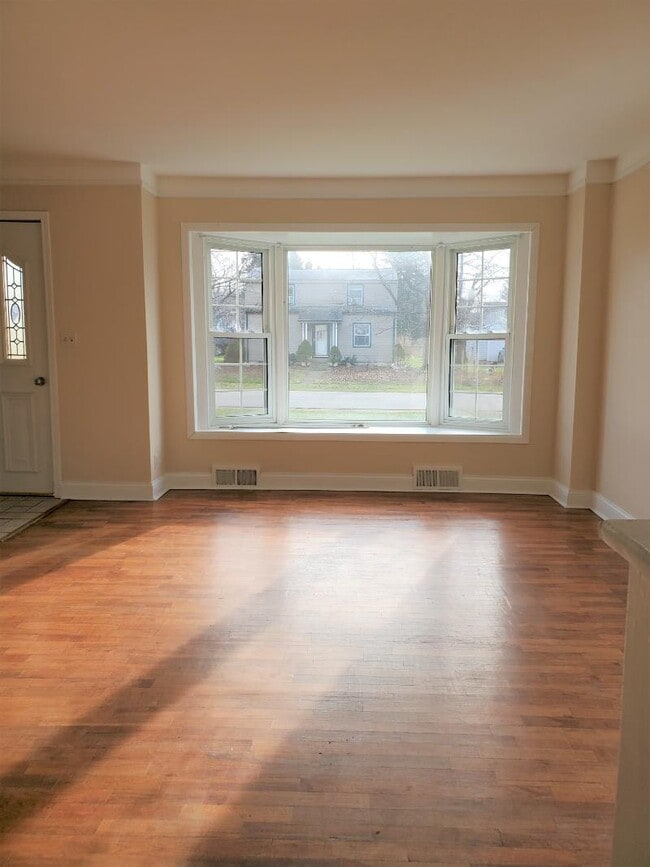 2302 Chesning Ave in Jackson, MI - Building Photo - Building Photo
