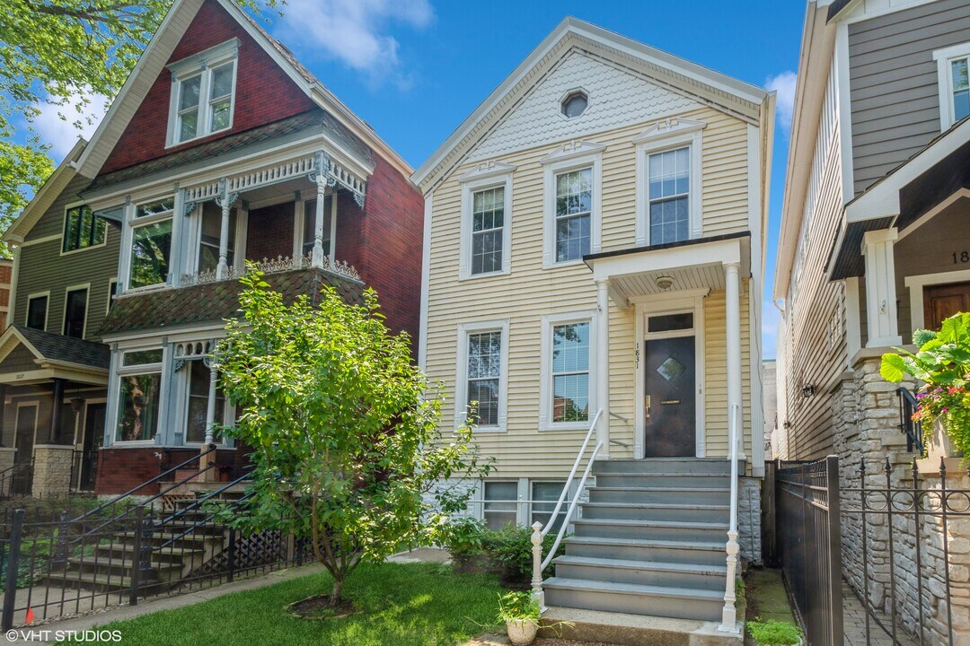 1831 W Melrose St in Chicago, IL - Building Photo