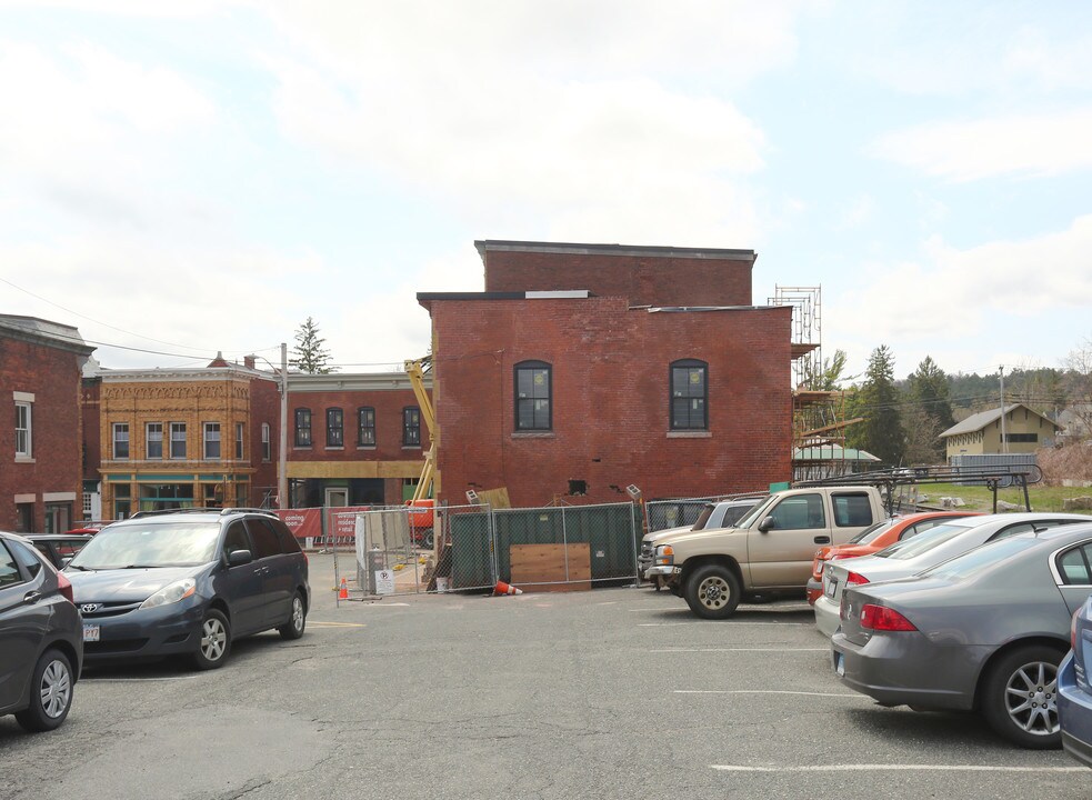 47 Railroad Ave in Great Barrington, MA - Foto de edificio