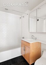 516 W 47th St in New York, NY - Building Photo - Building Photo