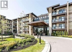 128 Garden Dr in Oakville, ON - Building Photo