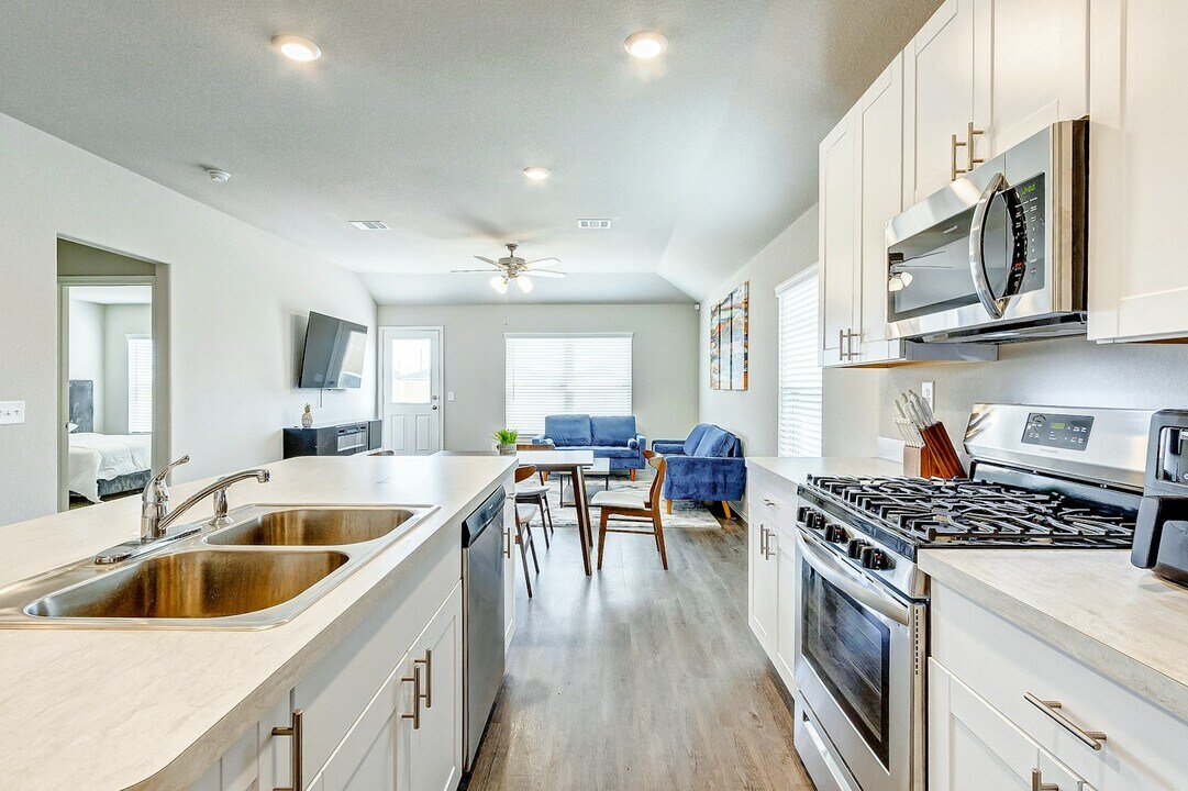 10658 Red Orchid Dr in Houston, TX - Building Photo