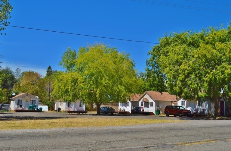 1864 Cascade Blvd in Shasta Lake, CA - Foto de edificio