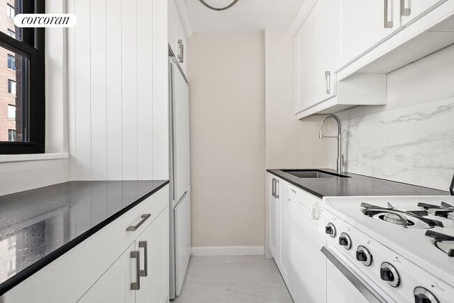 30 E 37th St in New York, NY - Building Photo - Building Photo