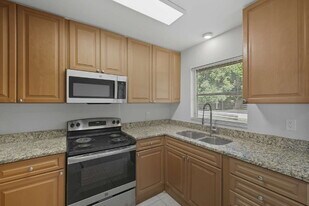 1069 Highlands Dr in Naples, FL - Building Photo