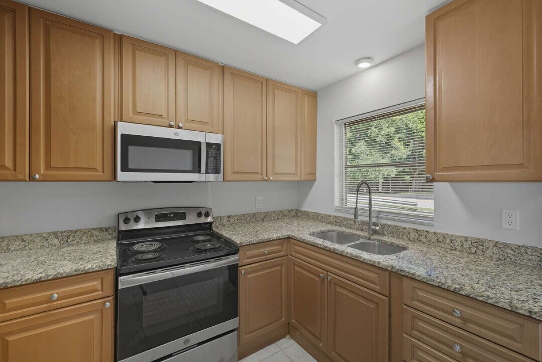 1069 Highlands Dr in Naples, FL - Building Photo