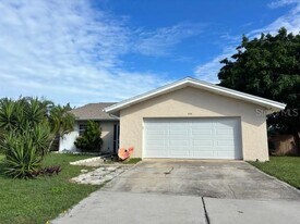 526 Belmist Ct in Dunedin, FL - Building Photo