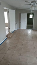 230 Schmeltzer Ln in San Antonio, TX - Foto de edificio - Building Photo