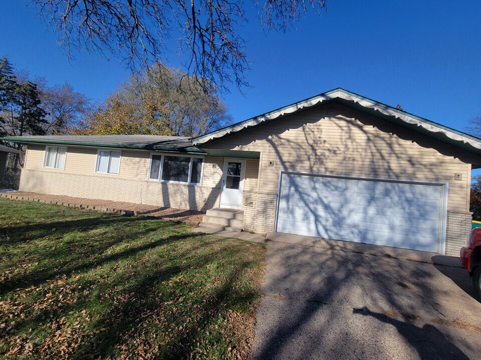 6800 64th Ave N in Minneapolis, MN - Building Photo