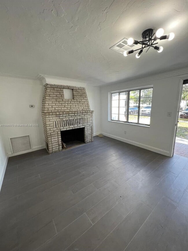1986 NE 167th St in North Miami Beach, FL - Building Photo - Building Photo